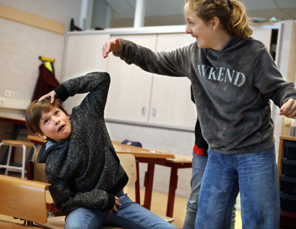 Nederland, Tilburg, 15 maart 2022
Leerlingen in de klas doen een beweging spel. Deze kinderen genieten onderwijs op een school voor voortgezet speciaal.
Foto: ANP/Hollandse Hoogte/Stijn Rademaker