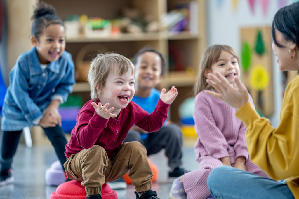 Juichende kinderen in de klas