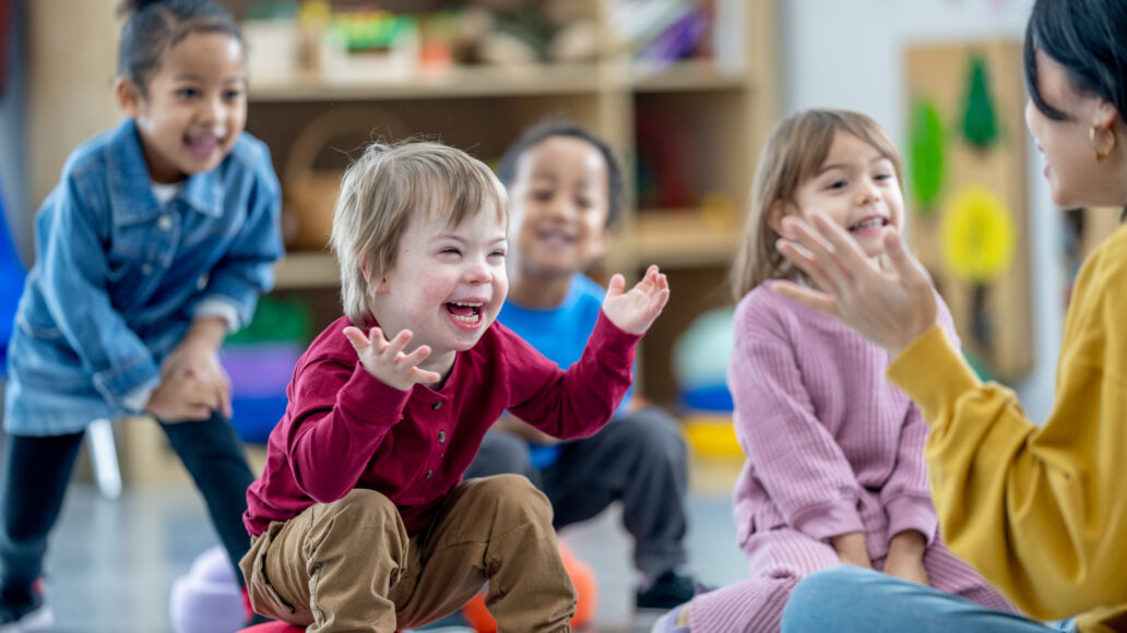 Juichende kinderen in de klas