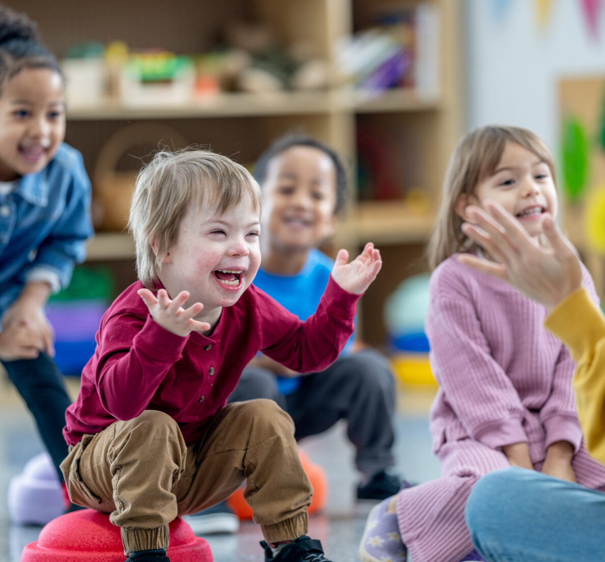 Juichende kinderen in de klas
